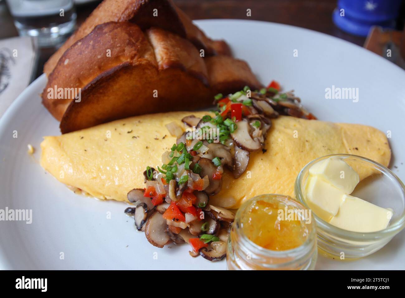 Omelette aux champignons et pain frit sur une assiette Banque D'Images