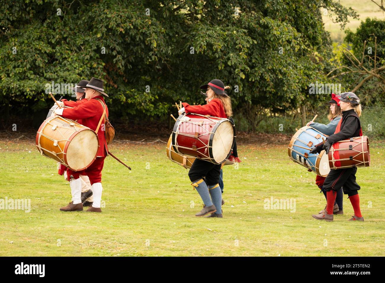 Des batteurs signalèrent des actions aux soldats sur le bruit de la bataille. Reconstitution du siège de Basing House, guerre civile anglaise, 16.09.23 Basingstoke Banque D'Images