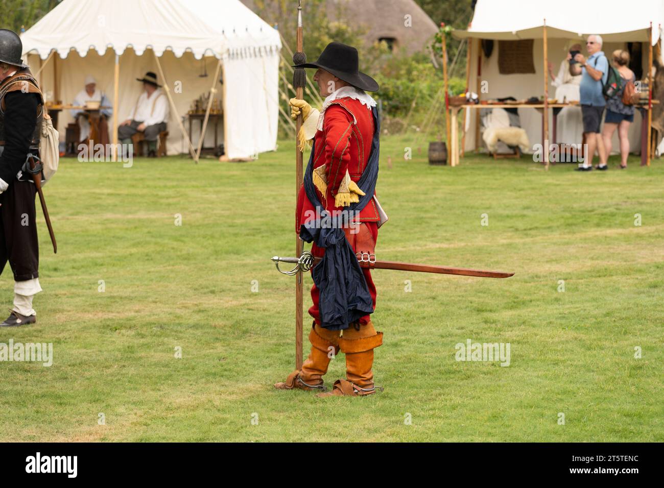 Sergent de compagnie avec une épée et 1.5m de long hallberd - le siège de Basing House, reconstitution de la guerre civile anglaise, Société anglaise de la guerre civile 16.09.23 Banque D'Images
