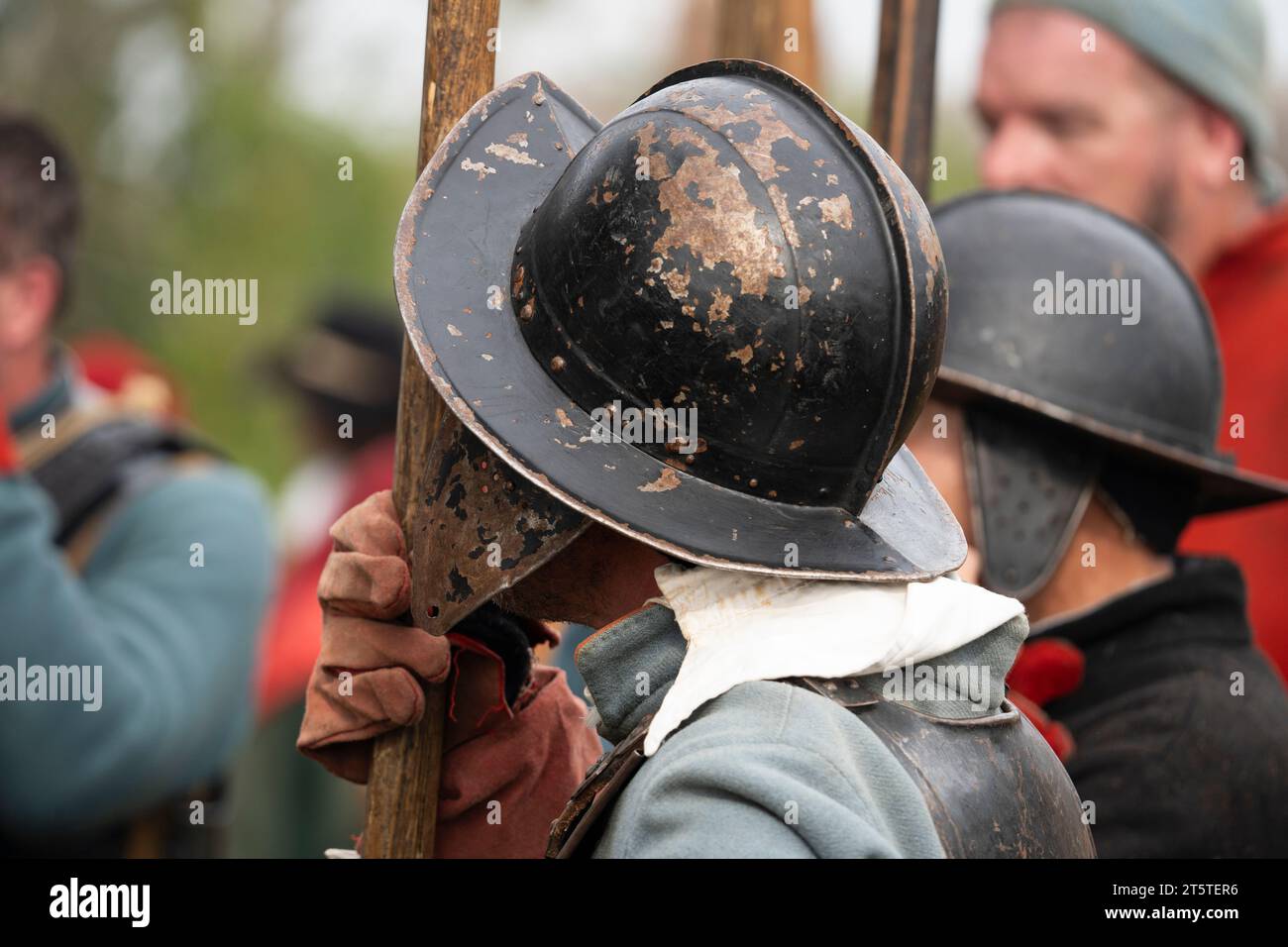 Infanterie Pikeman avec brochet de casque en pot en acier et gants en cuir - le siège de Basing House, de la guerre civile anglaise. ECWS 16.09.23 Banque D'Images