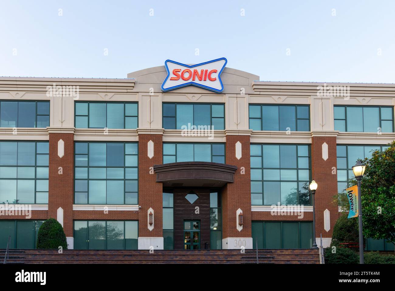 Oklahoma City, États-Unis - 25 octobre 2023 : signe sonique au siège à Oklahoma City. Sonic Corporation est une chaîne de restauration rapide américaine appartenant à inspire Brands. Banque D'Images