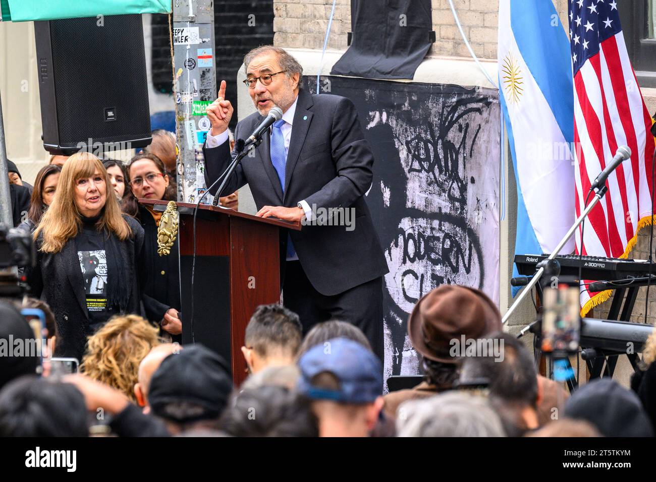 New York, États-Unis. 6 novembre 2023. L’ambassadeur argentin aux États-Unis Jorge Argüello s’adresse à la cérémonie d’inauguration du Charly García Corner en hommage au musicien argentin en lui donnant le nom de l’intersection de Walker Street et Cortland Alley dans le quartier Tribeca de Manhattan. Garcia, l’une des figures phares du rock latino-américain, a sorti son album « clics Modernos » il y a 40 ans aujourd’hui, avec une photo de couverture de Garcia dans ce même coin. Crédit : Enrique Shore/Alamy Live News Banque D'Images