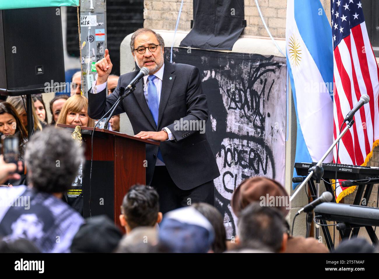 New York, États-Unis. 6 novembre 2023. L’ambassadeur argentin aux États-Unis Jorge Argüello s’adresse à la cérémonie d’inauguration du Charly García Corner en hommage au musicien argentin en lui donnant le nom de l’intersection de Walker Street et Cortland Alley dans le quartier Tribeca de Manhattan. Garcia, l’une des figures phares du rock latino-américain, a sorti son album « clics Modernos » il y a 40 ans aujourd’hui, avec une photo de couverture de Garcia dans ce même coin. Crédit : Enrique Shore/Alamy Live News Banque D'Images