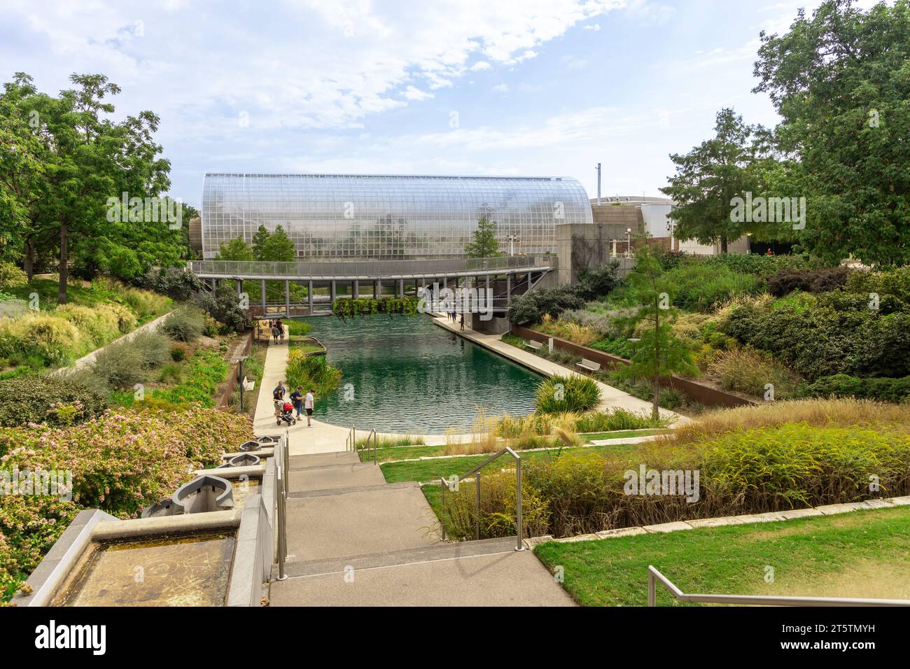 Oklahoma City, USA - 25 octobre 2023 : Conservatoire de pont de cristal dans une myriade de jardins botaniques. Banque D'Images