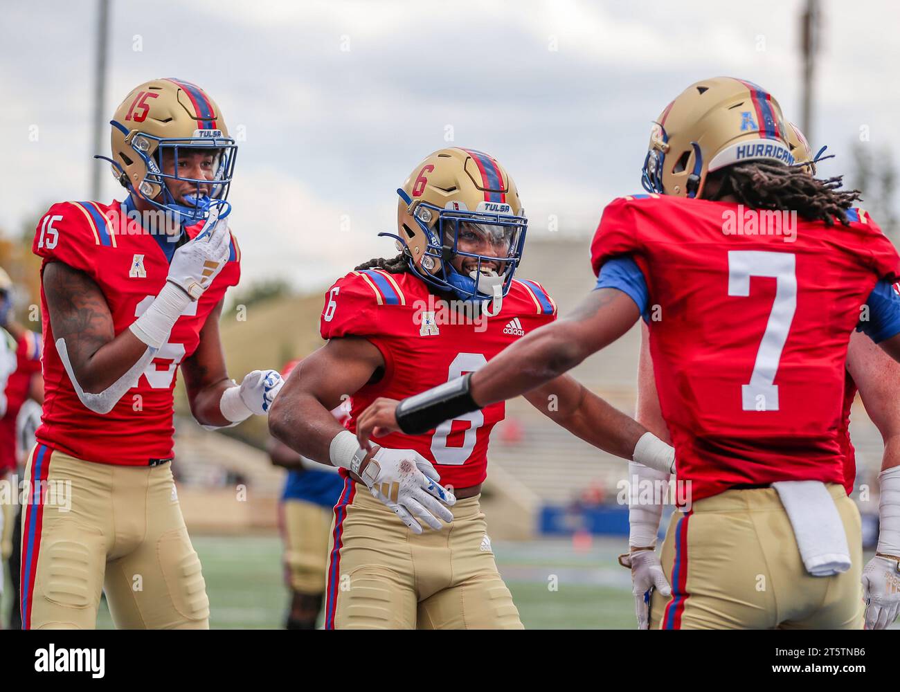 Tulsa, Oklahoma, États-Unis. 04 novembre 2023. Le receveur Wide Carl Chester (15) et le quarterback Cardell Williams (7) de Tulsa Golden Hurricane célèbrent un touchdown au cours du premier quart-temps du match de football NCAA entre les Charlotte 49ers de l'Université de Caroline du Nord et le Golden Hurricane de l'Université de Tulsa au H.A. Chapman Stadium de Tulsa, Oklahoma. Ron Lane/CSM/Alamy Live News Banque D'Images