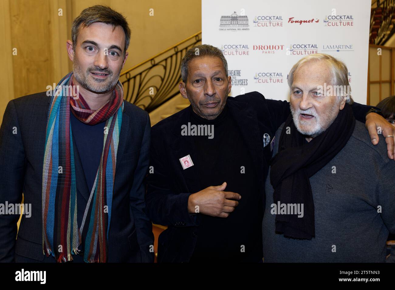 Paris, France. 6 novembre 2023. Un invité, Brian Bouillon Baker et Jean-Jacques debout assistent aux prix littéraires Georges Bizet 2023 pour le livre d'opéra et de danse le 6 novembre 2023 au Théâtre des champs-Elysées à Paris. Crédit : Bernard Menigault/Alamy Live News Banque D'Images