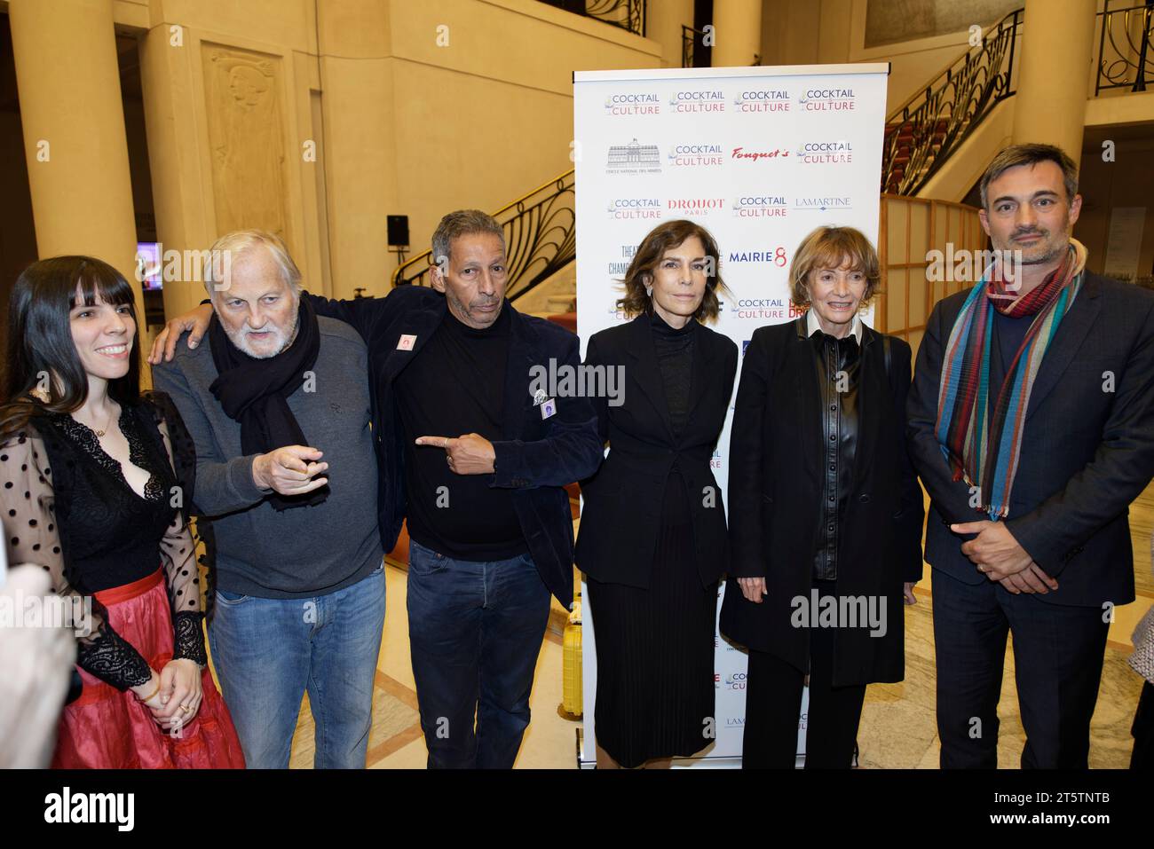 Paris, France. 6 novembre 2023. Alexandra Von Thüngen, Jean-Jacques debout, Brian Bouillon Baker, Christine Orban, Eve Ruggieri et un invité assistent aux prix littéraires Georges Bizet 2023 pour le livre d’opéra et de danse le 6 novembre 2023 au Théâtre des champs-Elysées à Paris. Crédit : Bernard Menigault/Alamy Live News Banque D'Images