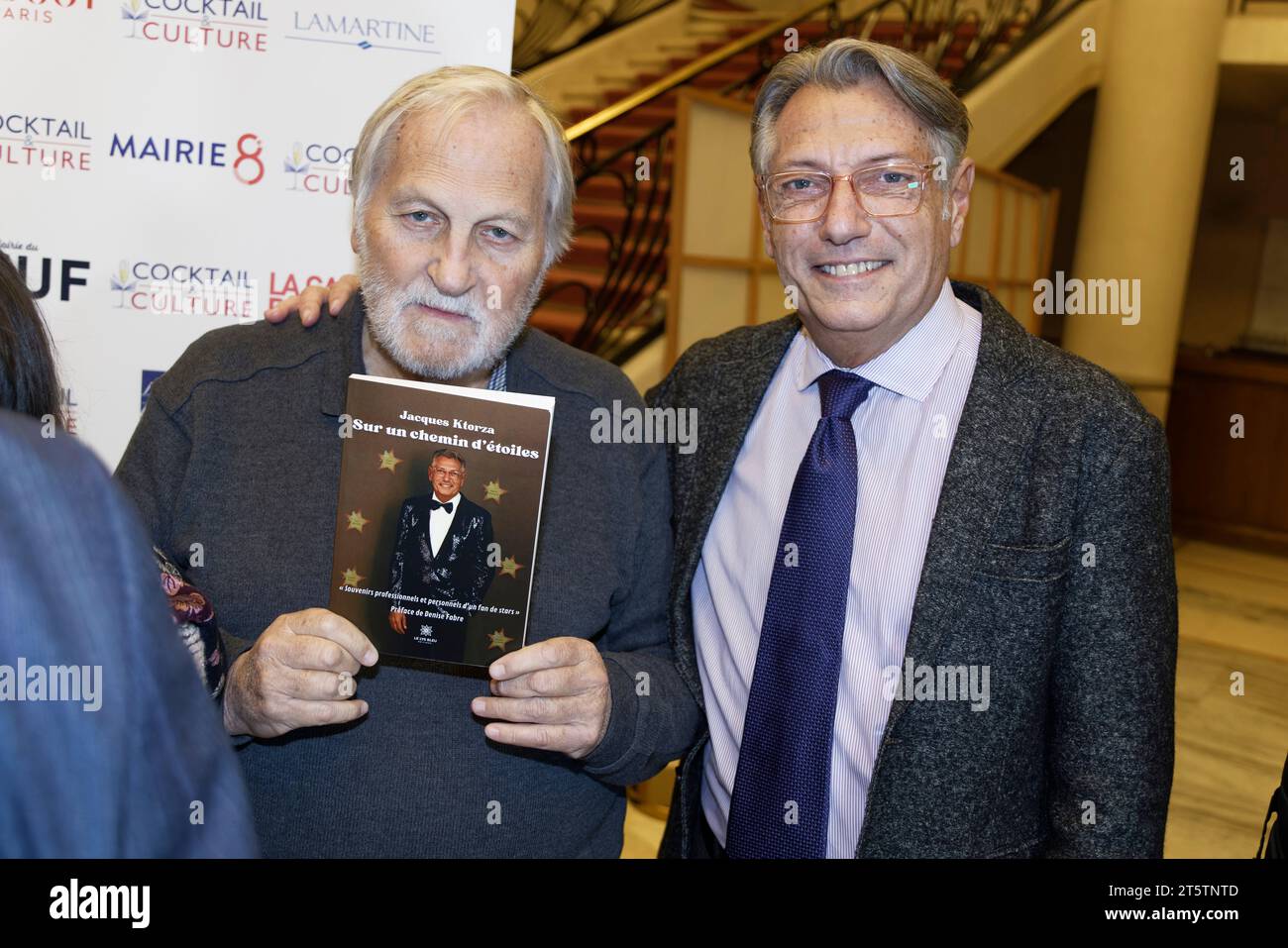 Paris, France. 6 novembre 2023. Jean-Jacques debout et Jacques Ktorza assistent aux prix littéraires Georges Bizet 2023 pour le livre d'opéra et de danse le 6 novembre 2023 au Théâtre des champs-Elysées à Paris. Crédit : Bernard Menigault/Alamy Live News Banque D'Images
