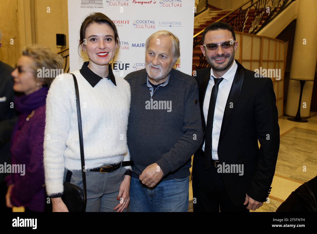 Paris, France. 6 novembre 2023. Le peintre Marie calme, Jean Jacques debout et le chanteur Gregory Bakian participent aux prix littéraires Georges Bizet 2023 pour le livre d'opéra et de danse le 6 novembre 2023 au Théâtre des champs-Elysées à Paris. Crédit : Bernard Menigault/Alamy Live News Banque D'Images