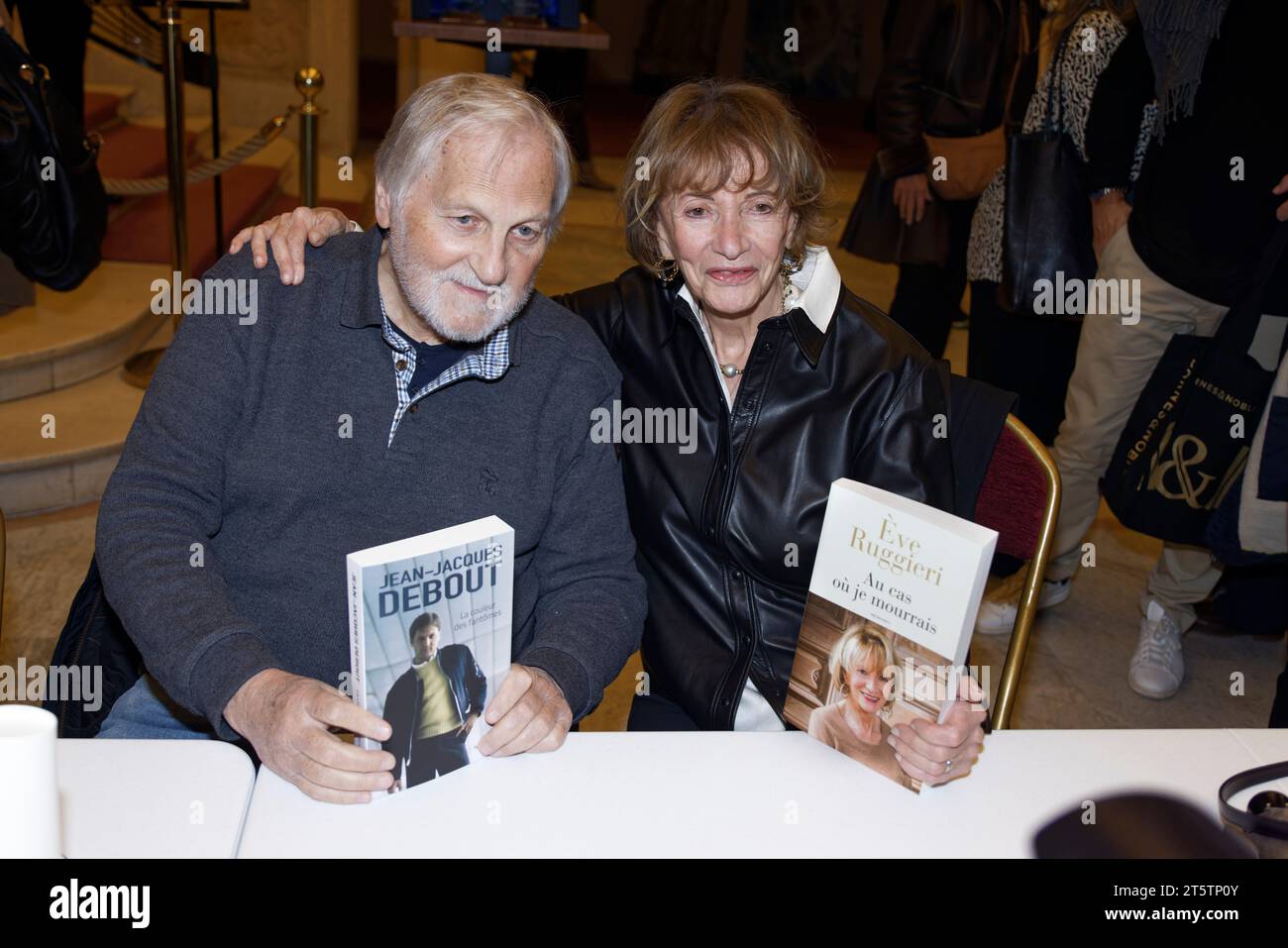 Paris, France. 6 novembre 2023. Jean-Jacques debout et Eve Ruggieri assistent aux prix littéraires Georges Bizet 2023 pour le livre d’opéra et de danse le 6 novembre 2023 au Théâtre des champs-Elysées à Paris. Crédit : Bernard Menigault/Alamy Live News Banque D'Images