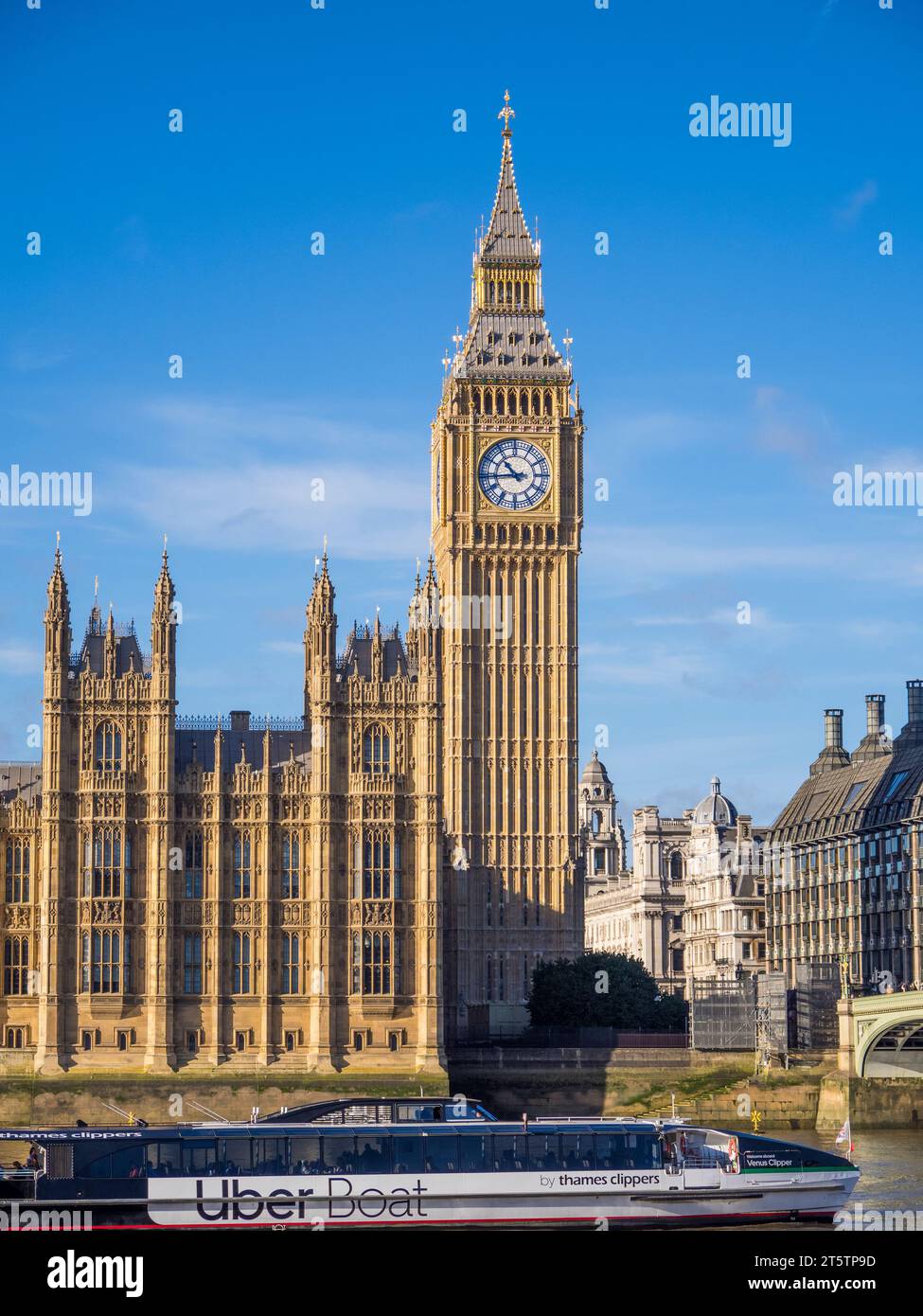 Uber Ferry, Big Ben on the River Thanes, Chambre des communes, Westminster, Londres, Angleterre, ROYAUME-UNI, GB. Banque D'Images
