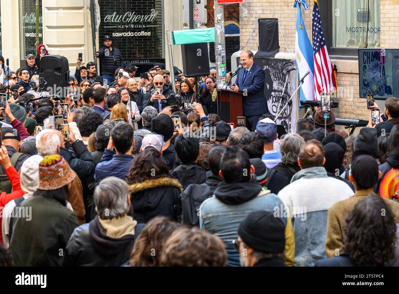 New York, États-Unis. 6 novembre 2023. Le Consul général d'Argentine à New York, Santiago Villalba, prononce une allocution lors de la cérémonie d'inauguration du Charly García Corner, en l'honneur du musicien argentin qui a nommé en son honneur l'intersection de Walker Street et Cortland Alley dans le quartier Tribeca de Manhattan. Garcia, l’une des figures phares du rock latino-américain, a sorti son album « clics Modernos » il y a 40 ans aujourd’hui, avec une photo de couverture de Garcia dans ce même coin. Crédit : Enrique Shore/Alamy Live News Banque D'Images