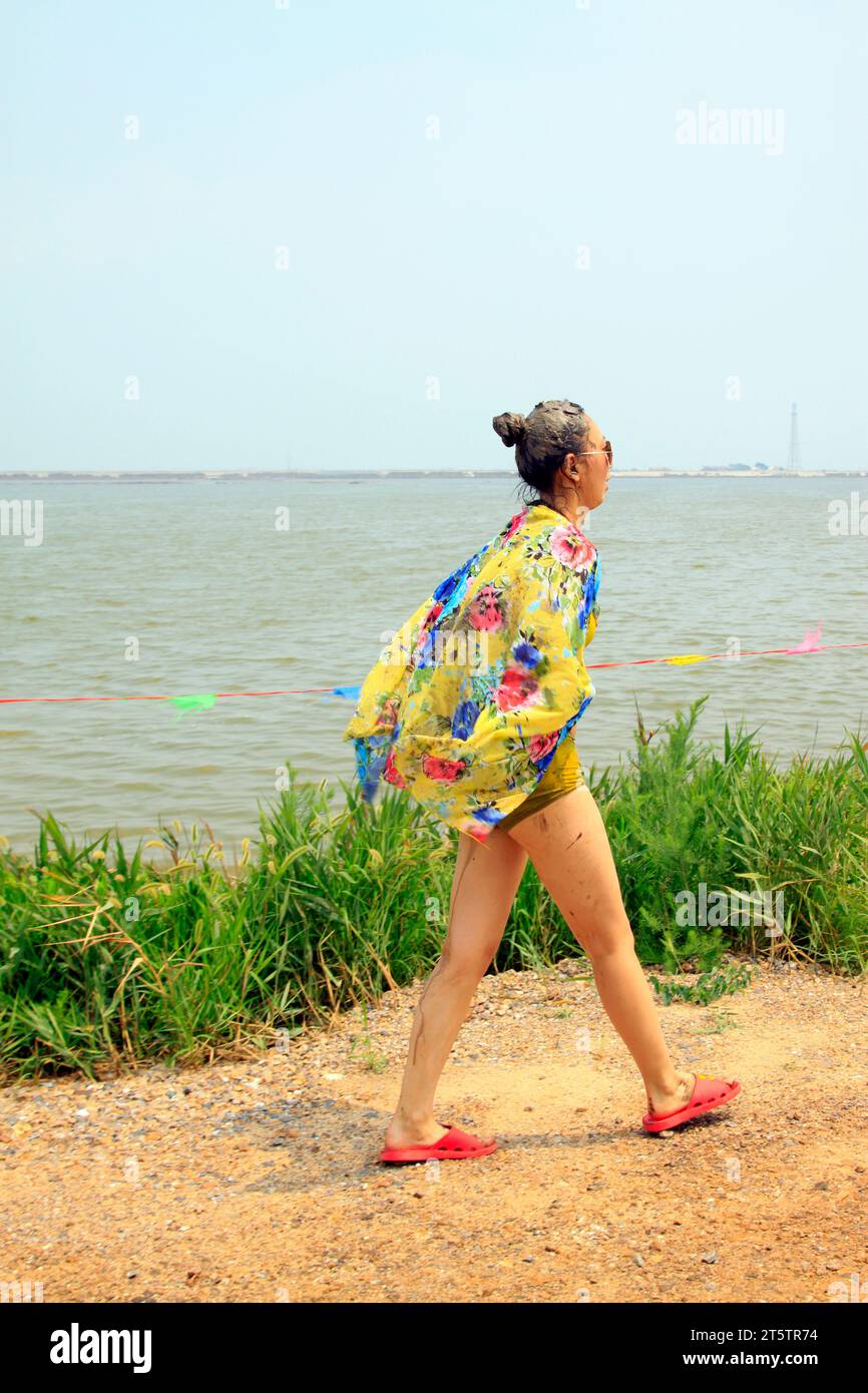 maillot de bain femme marcher sur le remblai Banque D'Images