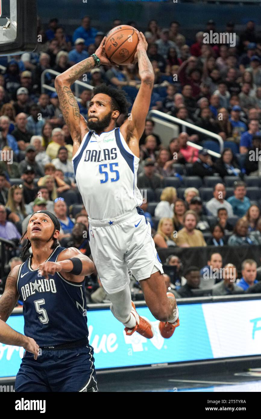 Orlando, Floride, États-Unis, 6 novembre 2023, Derrick Jones Jr #55, joueur des Dallas Mavericks, fait un dunk au Amway Center. (Crédit photo : Marty Jean-Louis/Alamy Live News Banque D'Images