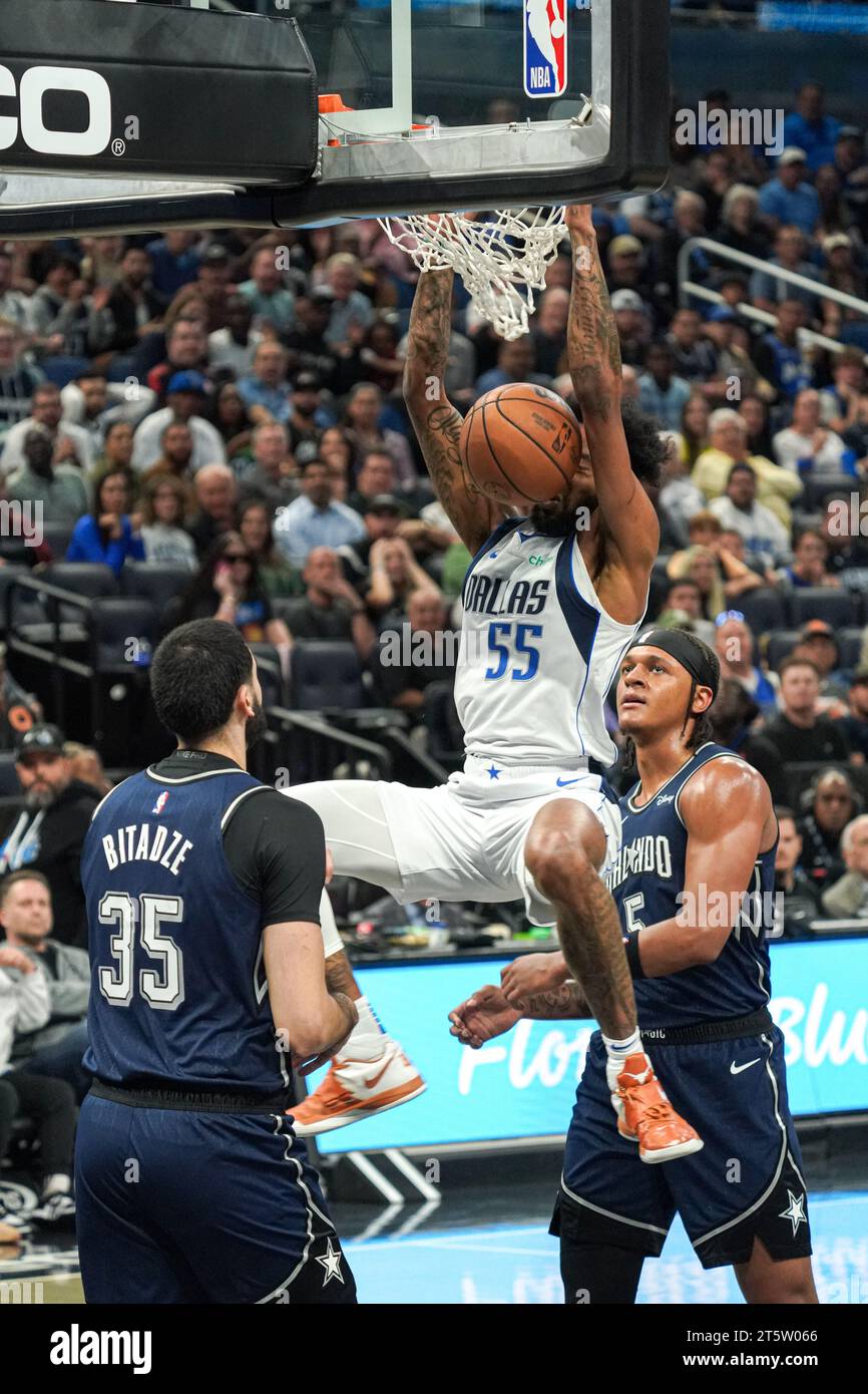 Orlando, Floride, États-Unis, 6 novembre 2023, Derrick Jones Jr #55, joueur des Dallas Mavericks, fait un dunk au Amway Center. (Crédit photo : Marty Jean-Louis/Alamy Live News Banque D'Images