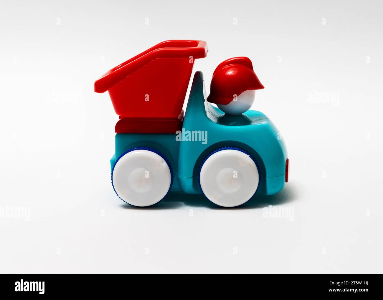 camion pour enfants en plastique rouge et bleu sur fond blanc Banque D'Images