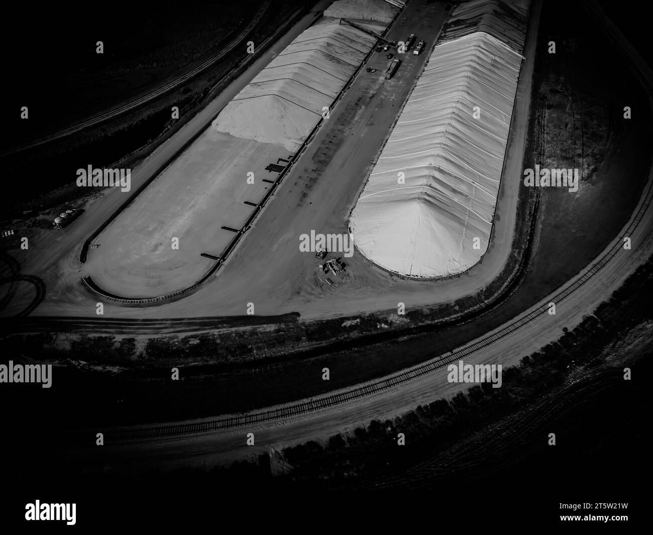 Vue de drone sur les piles de stockage de grain en cours de remplissage et de couverture Banque D'Images