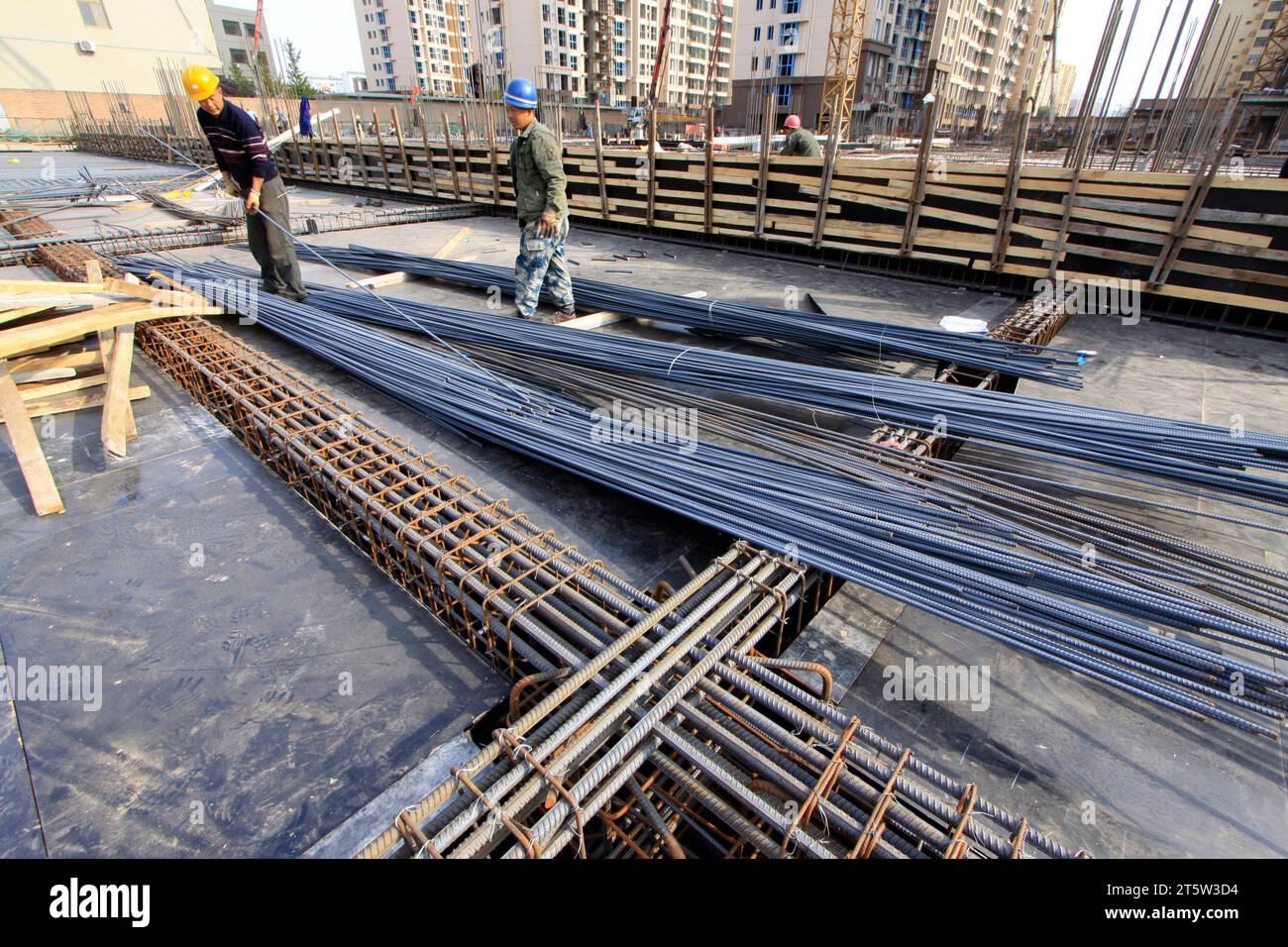 Luannan - janvier 18 : travailleurs de la manutention de barres d'acier d'armature de fil, sur le chantier de construction, le 18 janvier 2015, comté de Luannan, province de hebei, Banque D'Images