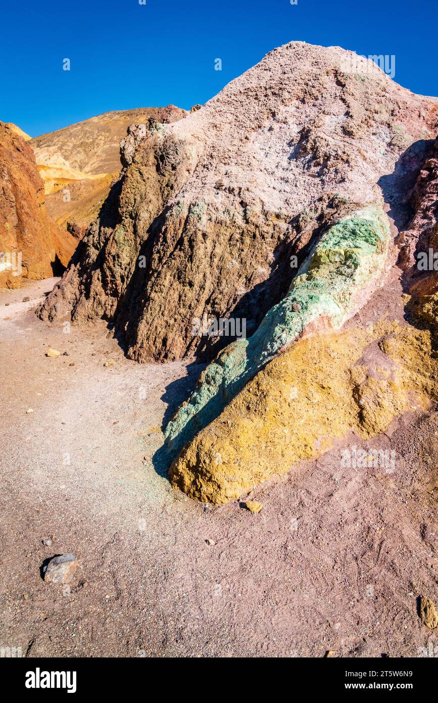 Sentier de randonnée à travers les dépôts volcaniques d'Artists Palete dans le parc national de Death Vallley en Californie Banque D'Images