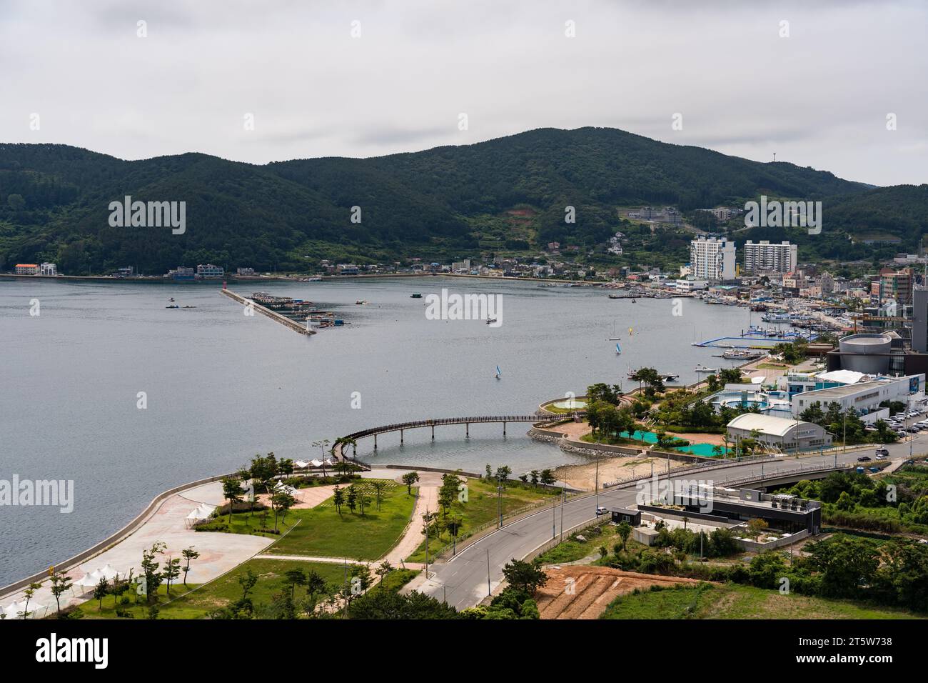 Le paysage du port de Jangseungpo se compose de mer, montagne, bâtiment à Geoje Banque D'Images