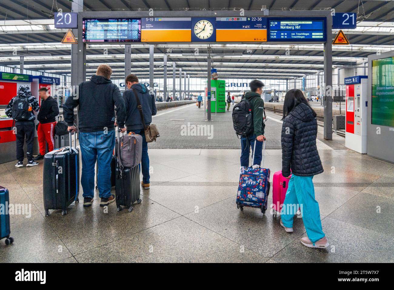 Reisende im Hauptbahnhof, Zug fällt aus, München, novembre 2023 Deutschland, München, novembre 2023, lReisende im Hauptbahnhof, rechts : Zug nach Nürnberg fällt heute aus, DB, Deutsche Bahn, Bahn, Verkehr, *** passagers à la gare principale, train annulé, Munich, novembre 2023 Allemagne, Munich, novembre 2023, les voyageurs à la gare principale, train droit à Nuremberg annulé aujourd'hui, DB, Deutsche Bahn, chemin de fer, trafic, crédit : Imago/Alamy Live News Banque D'Images