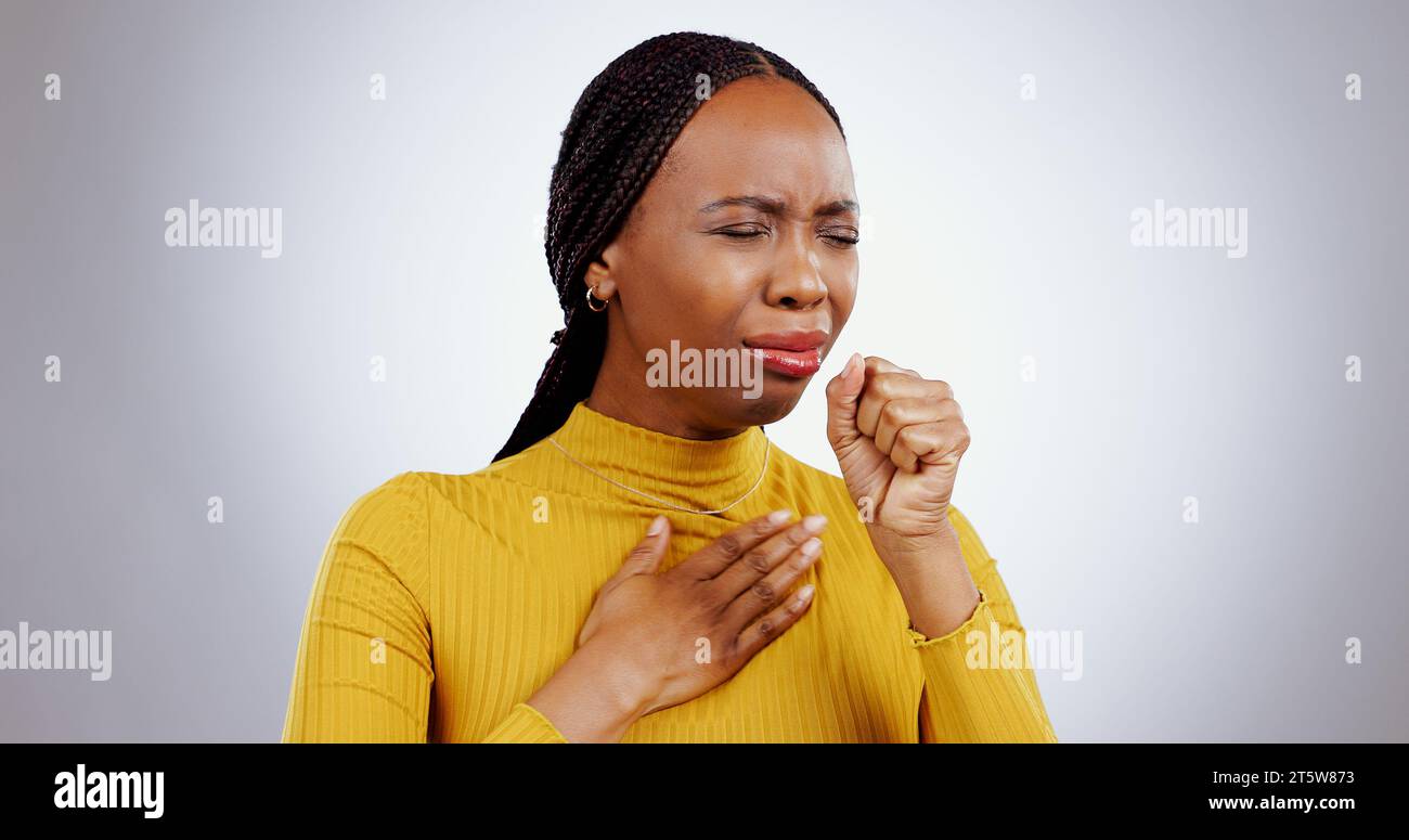 Femme, toux et douleur thoracique ou malade, studio et maladie par fond gris, allergies et virus