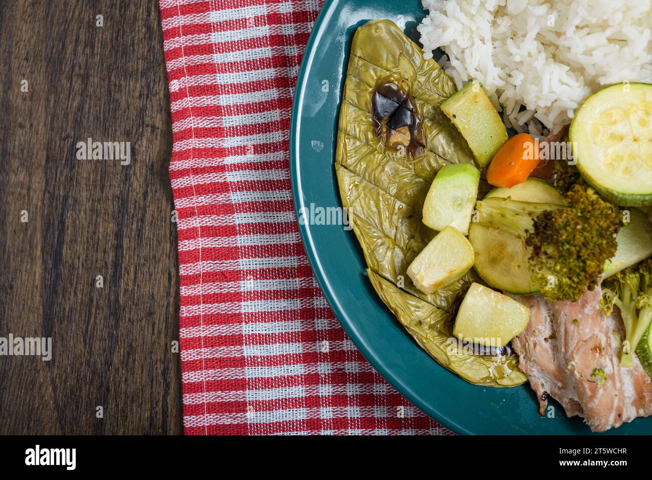Filets de poisson, légumes et cactus (nopal) cuits avec du riz blanc sur une table en bois. Nourriture saine. Banque D'Images