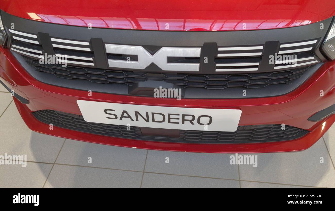 Bordeaux , France - 11 04 2023 : Dacia sandero rouge nouveau logo moderne marque et signe texte voiture dans le parc concessionnaire magasin Roumanie constructeur automobile Banque D'Images