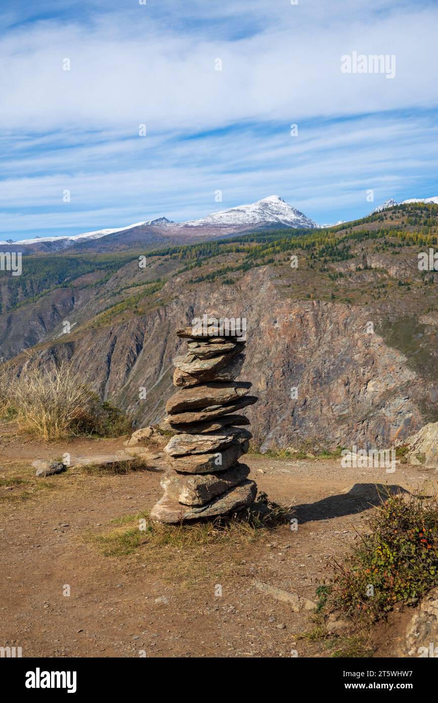Cailloux empilés sur le paysage aride dans les montagnes de l'Altaï contre le ciel nuageux, Russie Banque D'Images