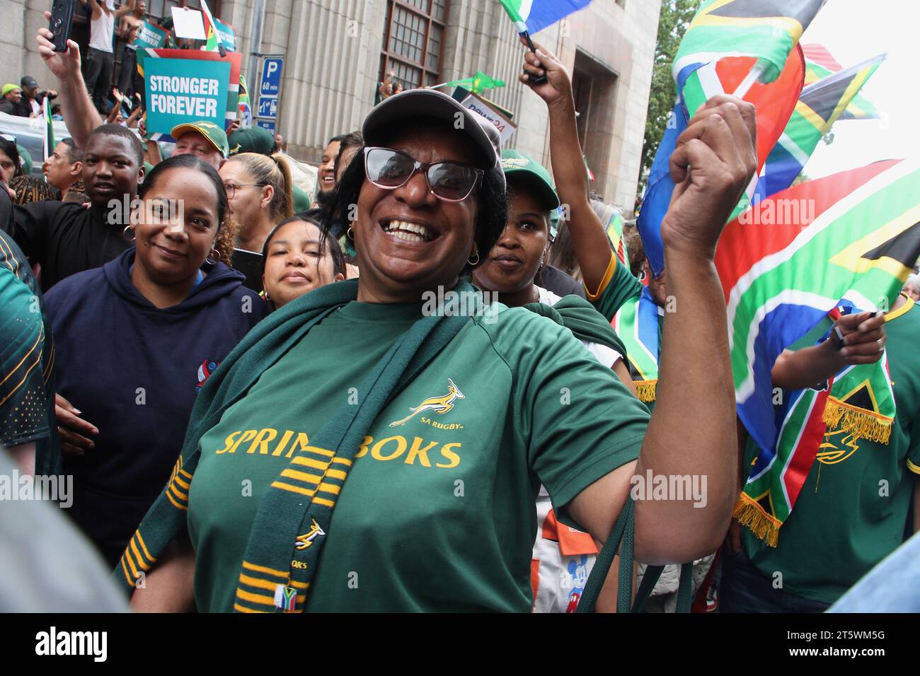 03 novembre 2023 - la foule soutient avec enthousiasme l'équipe de rugby Springbok dans les rues du Cap. L’équipe de rugby sud-africaine est revenue avec la coupe du monde pour la 4e fois. Cela faisait partie de leur tournée victorieuse en Afrique du Sud. Banque D'Images
