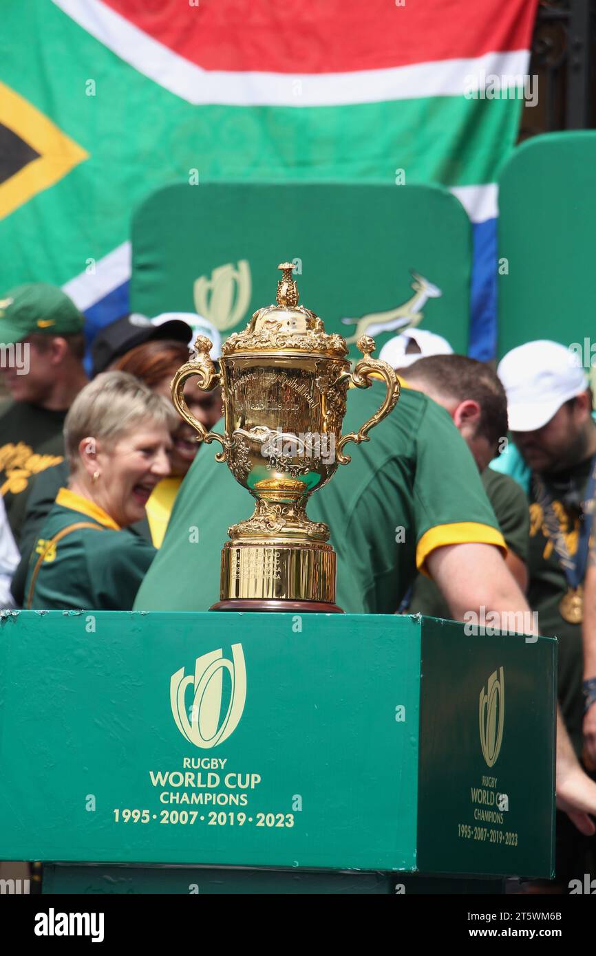 03 novembre 2023 - la foule soutient avec enthousiasme l'équipe de rugby Springbok dans les rues du Cap. L’équipe de rugby sud-africaine est revenue avec la coupe du monde pour la 4e fois. Cela faisait partie de leur tournée victorieuse en Afrique du Sud. Banque D'Images