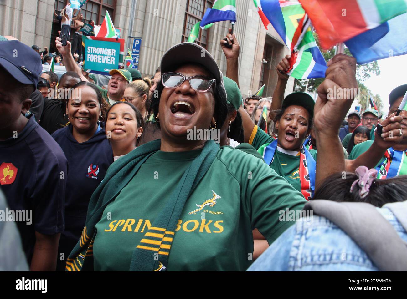 03 novembre 2023 - la foule soutient avec enthousiasme l'équipe de rugby Springbok dans les rues du Cap. L’équipe sud-africaine de rugby est revenue avec la coupe du monde pour la 4e fois. Cela faisait partie de leur tournée victorieuse en Afrique du Sud. Banque D'Images