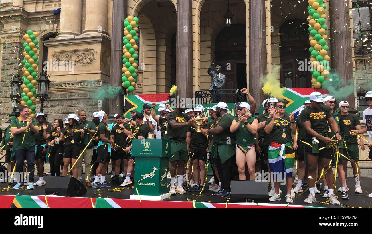 03 novembre 2023 - la foule soutient avec enthousiasme l'équipe de rugby Springbok dans les rues du Cap. L’équipe sud-africaine de rugby est revenue avec la coupe du monde pour la 4e fois. Cela faisait partie de leur tournée victorieuse en Afrique du Sud. L'équipe de rugby sa à l'hôtel de ville du Cap. Banque D'Images