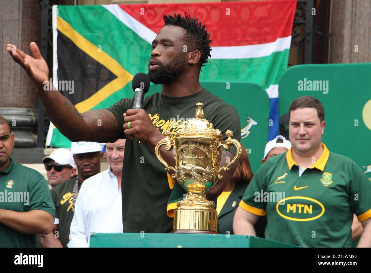 03 novembre 2023 - la foule soutient avec enthousiasme l'équipe de rugby Springbok dans les rues du Cap. L’équipe sud-africaine de rugby est revenue avec la coupe du monde pour la 4e fois. Cela faisait partie de leur tournée victorieuse en Afrique du Sud. Banque D'Images