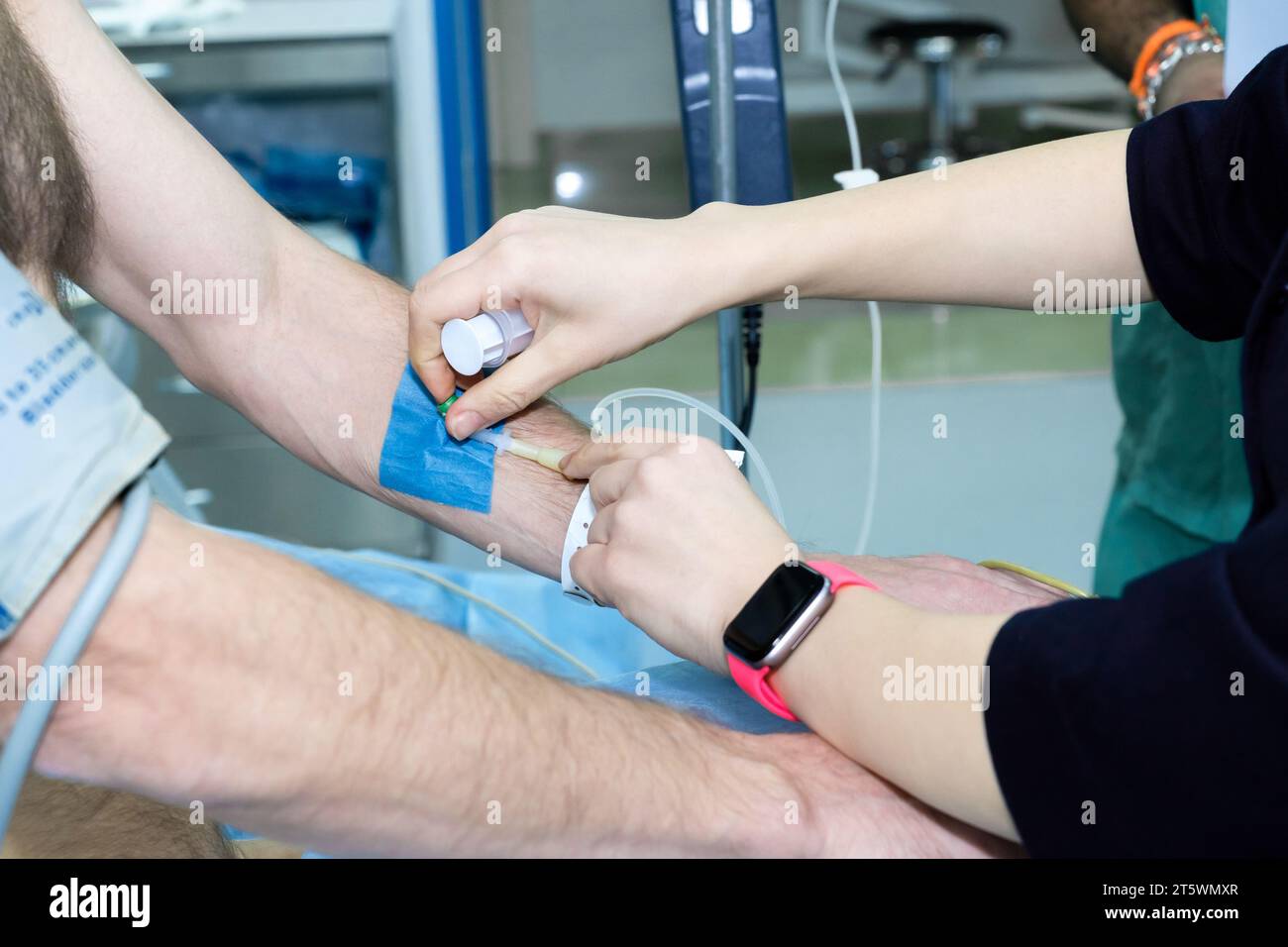 Insertion d'un cathéter dans une veine du bras d'un patient à l'hôpital