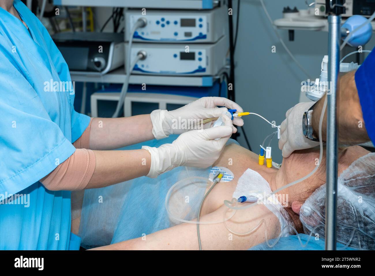 Les anesthésistes administrent une anesthésie générale à un patient sur la table d'opération. Chirurgie sous anesthésie péridurale. Les médecins administrent l'anesthésie à travers un système de cathéters. Banque D'Images