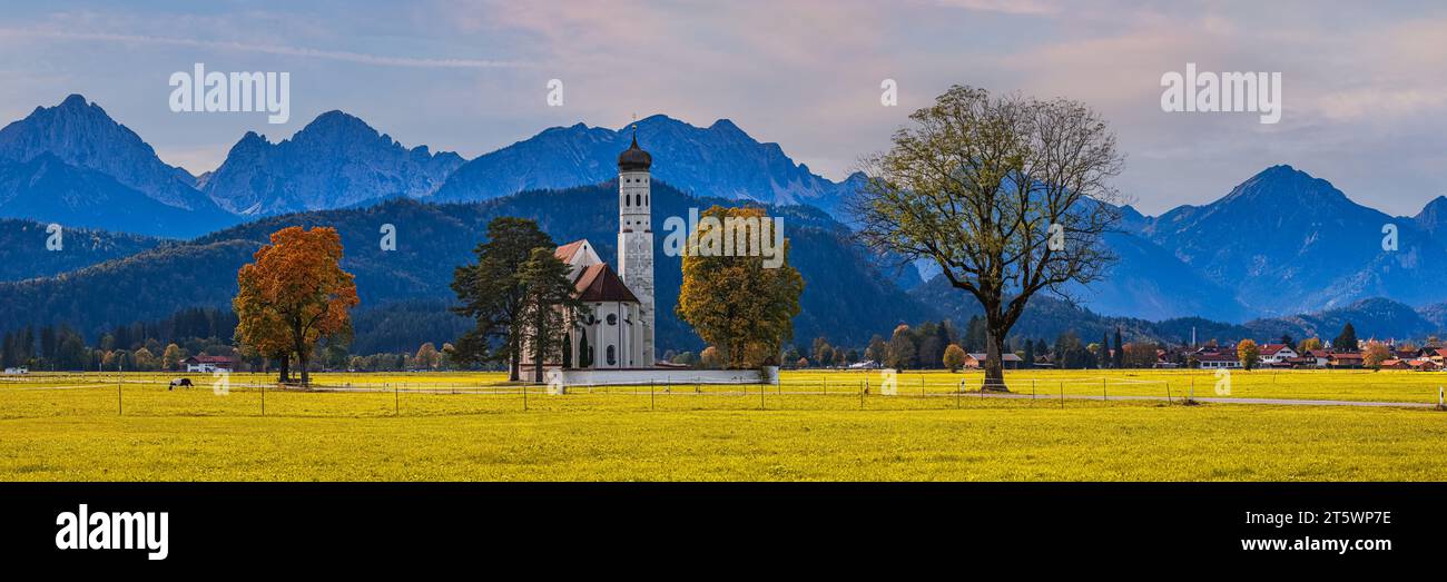 Une image panoramique de 3:1 de l'automne à l'église de pèlerinage de St. Coloman, près de Schwangau, Bavière, Allemagne. Banque D'Images