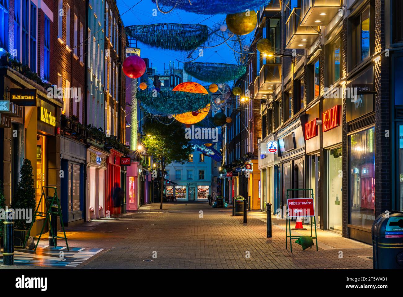 LONDRES, Royaume-Uni - 07 NOVEMBRE 2023 : décorations de Noël de Carnaby Street. Le thème de cette année est «Carnaby Universe» avec système solaire de néons flotatin Banque D'Images