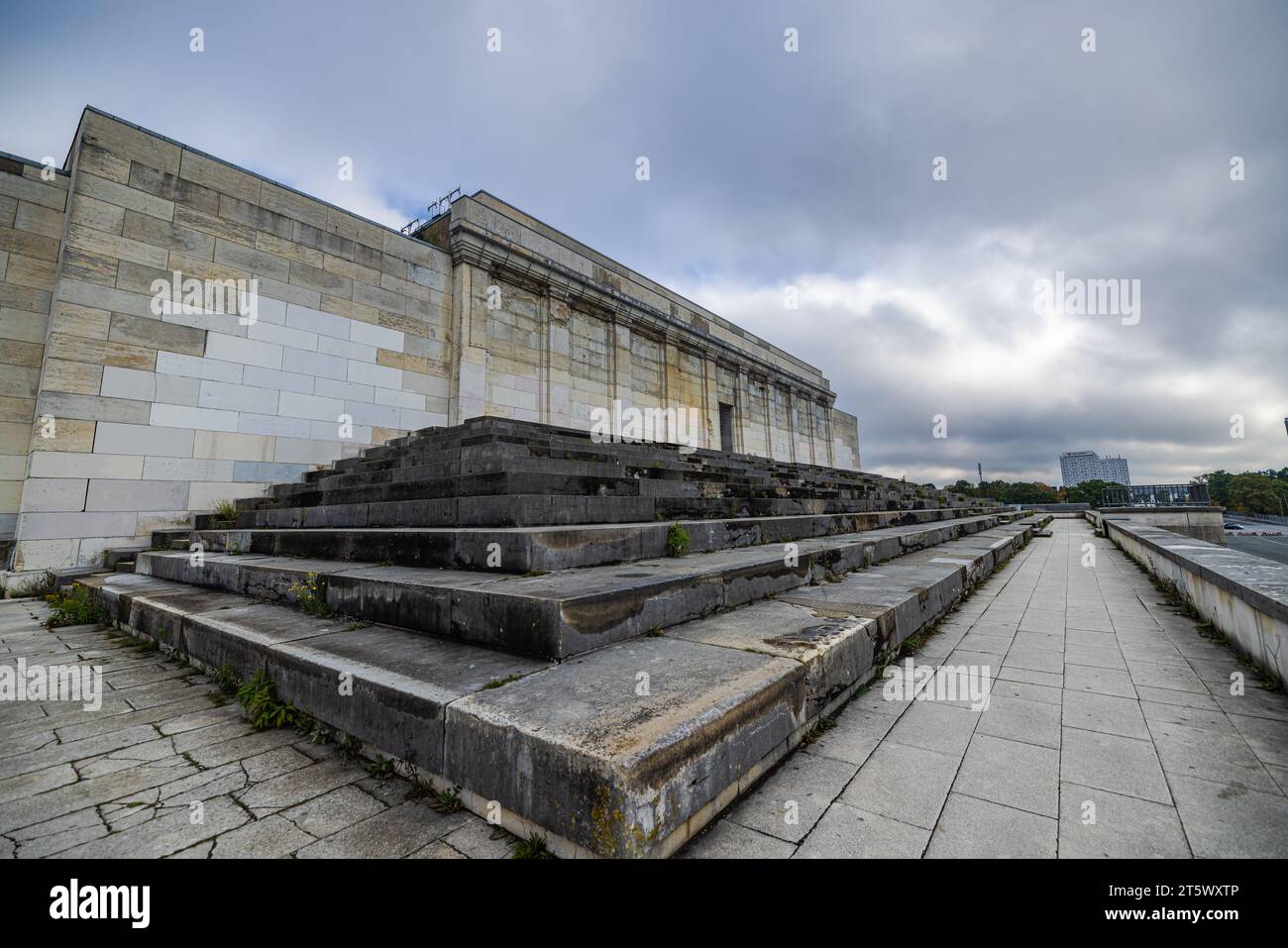 Les vestiges de la mégalomanie allemande dans le troisième Reich, la principale tribune du champ Zeppelin à Nueremberg. Le chef du Grand Empire allemand Salut Banque D'Images