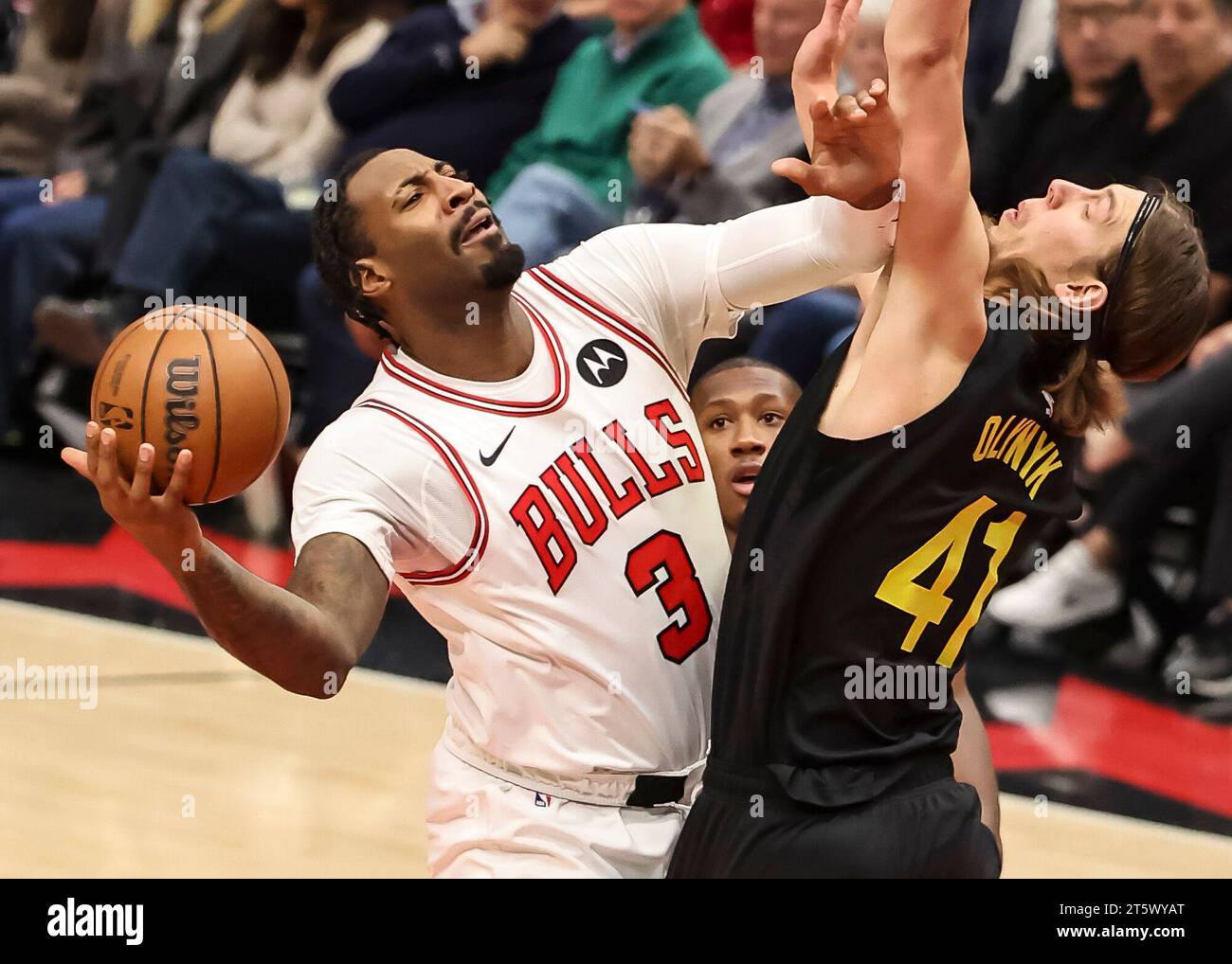 Chicago, États-Unis. 6 novembre 2023. Le centre des Chicago Bulls Andre Drummond (L) se dirige vers le panier lors du match de basket-ball NBA entre Utah Jazz et Chicago Bulls à Chicago, aux États-Unis, le 6 novembre 2023. Crédit : Joel Lerner/Xinhua/Alamy Live News Banque D'Images