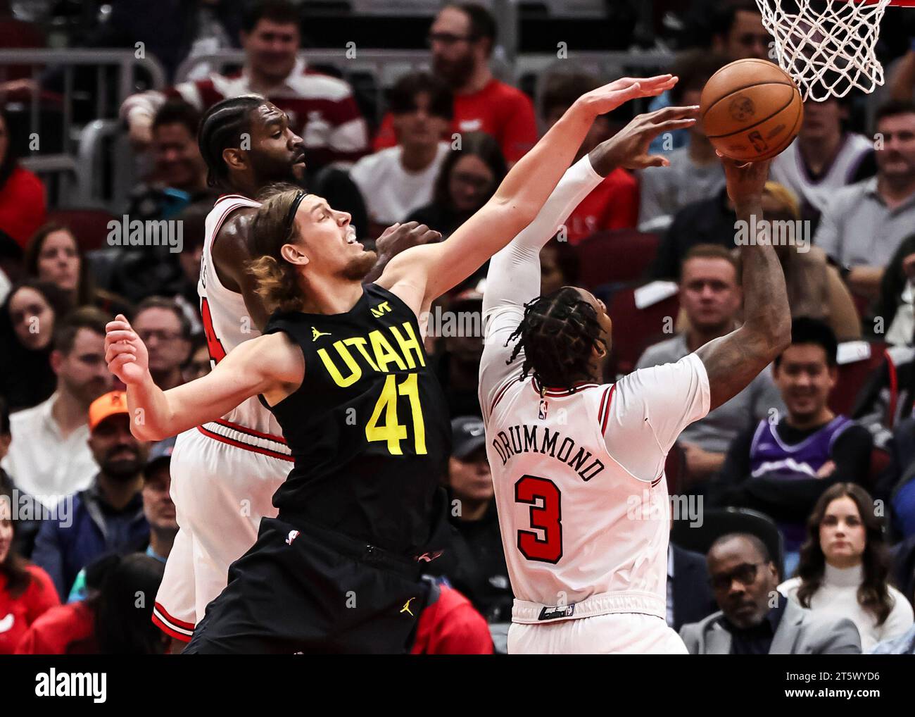 Chicago, États-Unis. 6 novembre 2023. L'attaquant Kelly Olynyk (C) et le centre des Chicago Bulls Andre Drummond (R) se battent pour un rebond lors du match de basket-ball NBA entre Utah Jazz et Chicago Bulls à Chicago, aux États-Unis, le 6 novembre 2023. Crédit : Joel Lerner/Xinhua/Alamy Live News Banque D'Images