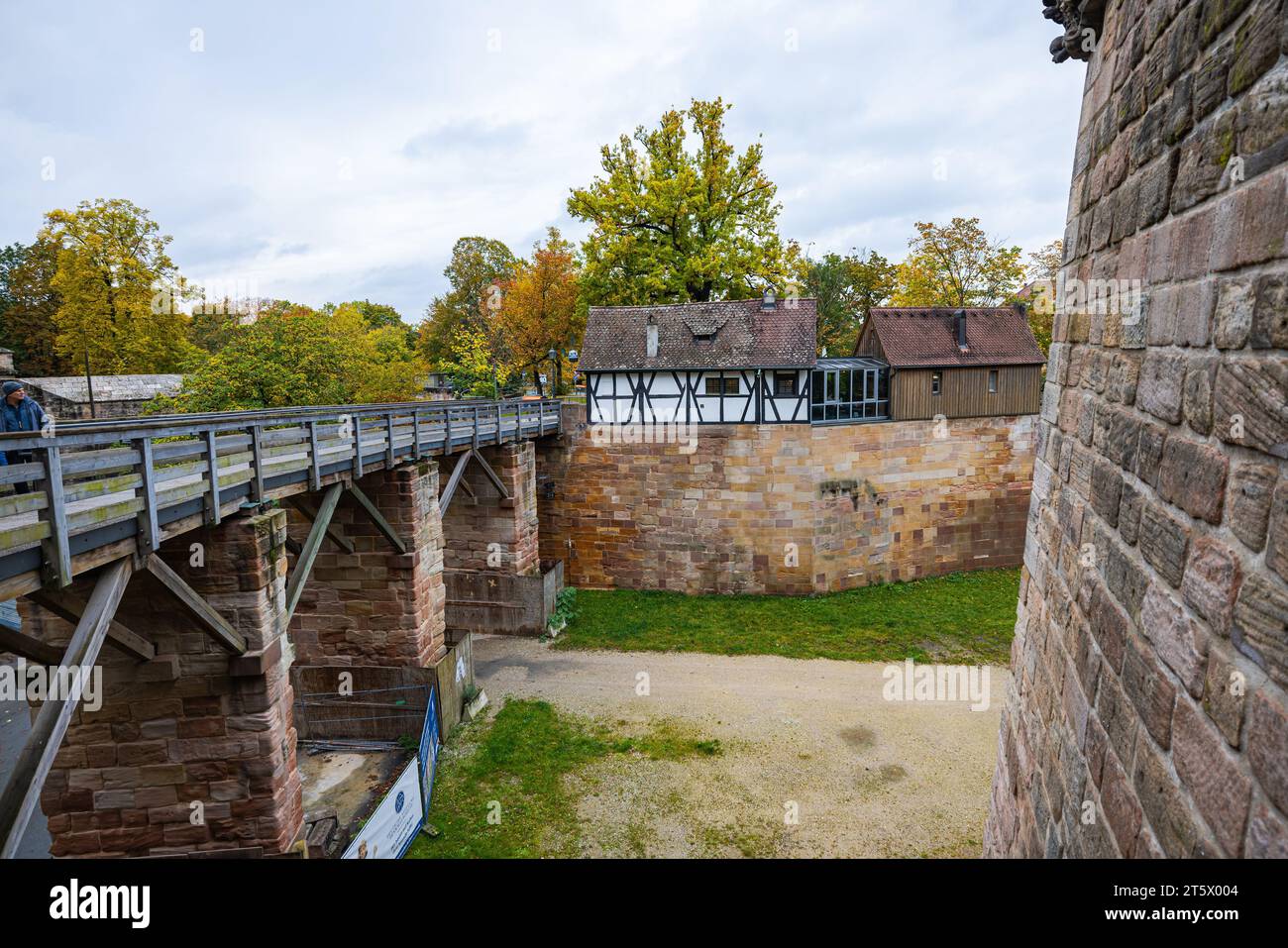 Nuremberg, Allemagne - 25 octobre 2023 : le Kaiserburg à Nuremberg présente des douves profondes et protectrices entourant ses murs, ajoutant à son charme médiéval A. Banque D'Images