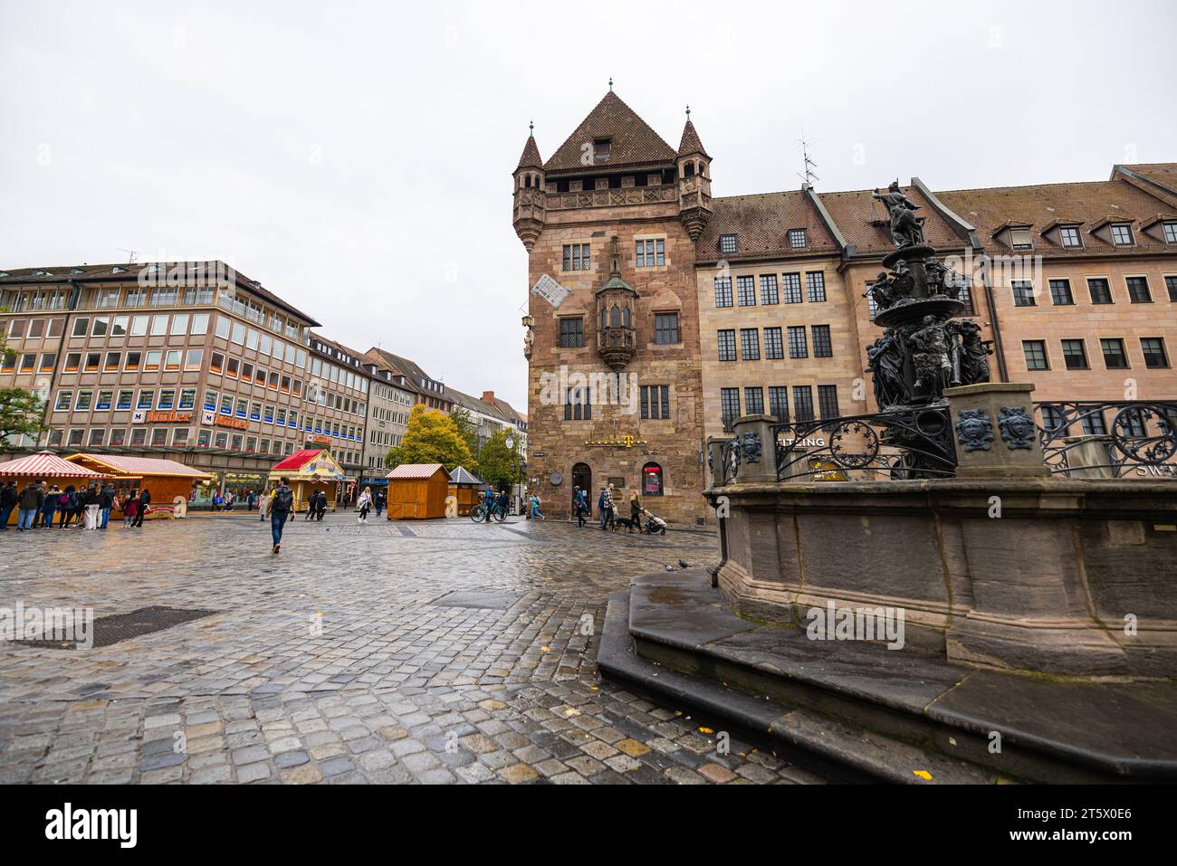 Nuremberg, Allemagne - 25 octobre 2023 : Tugendbrunnen (fontaine de vertu) à côté de la rue Église de Lorenz (église Saint-Laurent) dans l'Altstadt (vieille ville Banque D'Images