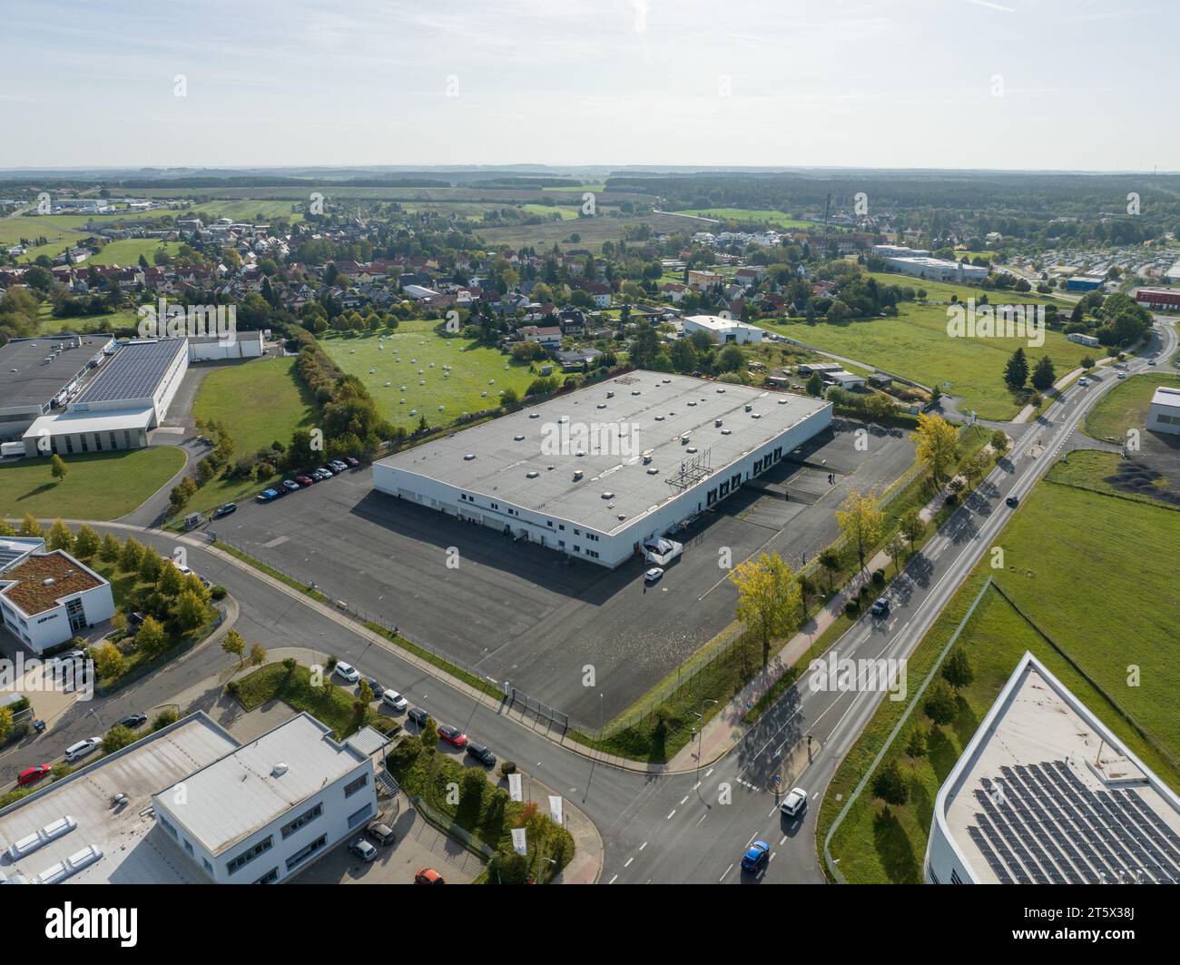 Drohnenaufnahme einer Lagerhalle in Hermsdorf (SHK, TH), die als Erstaufnahmestelle für Flüchtlinge genutzt wird. 11.10.2023 Banque D'Images