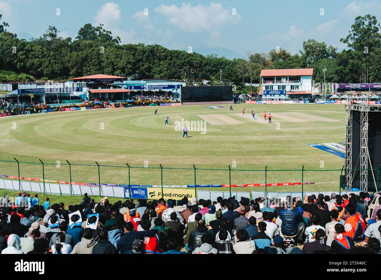 Katmandou, Népal - 05 novembre 2023 : des fans de cricket népalais fous regardent le match de qualification de la coupe du monde T20 entre Népal et Oman à Tribhuvan interna Banque D'Images
