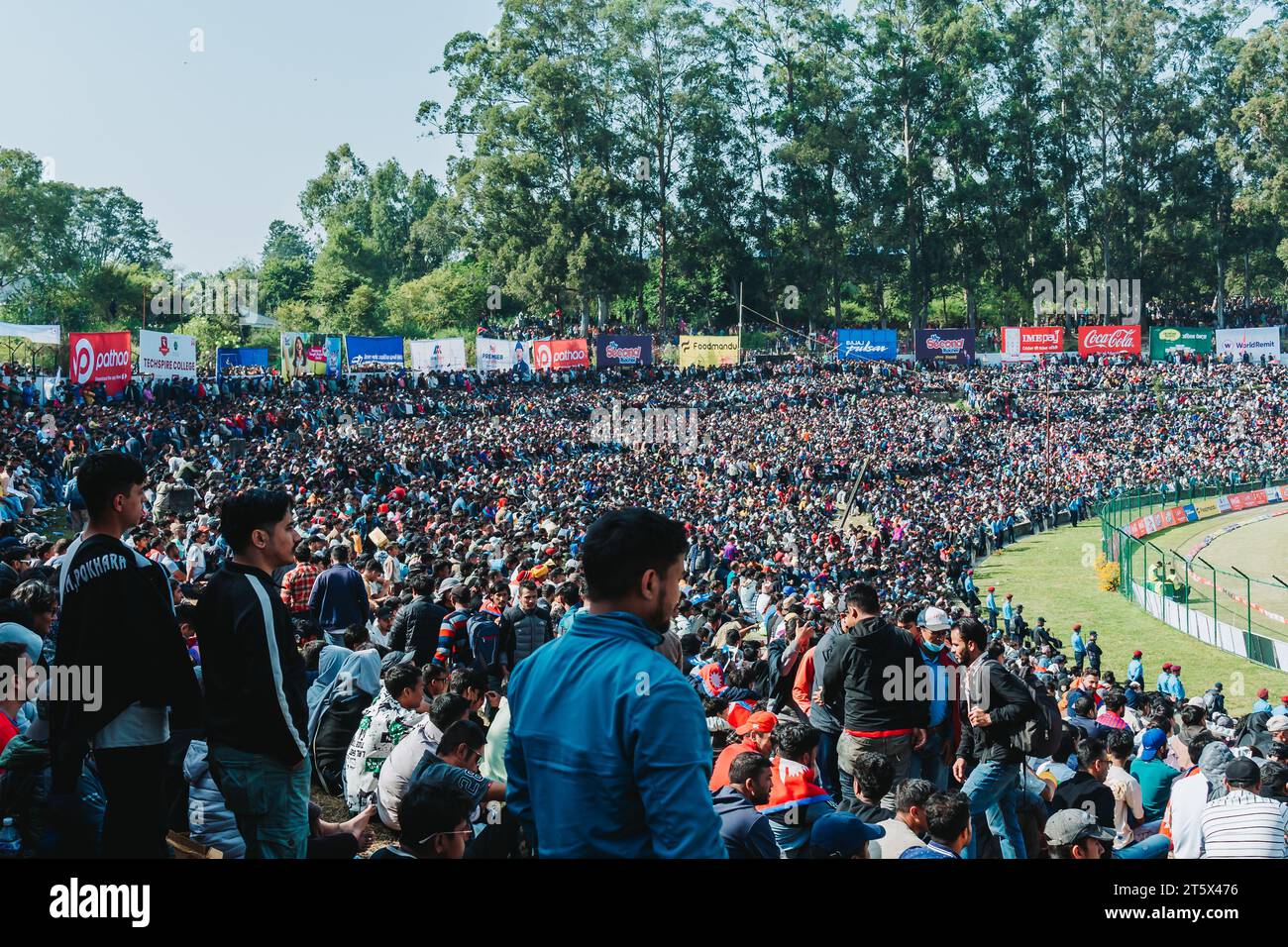 katmandou, Népal - 05 novembre 2023 : des fans de cricket népalais fous regardent le match de qualification de la coupe du monde T20 entre Népal et Oman à Tribhuvan interna Banque D'Images