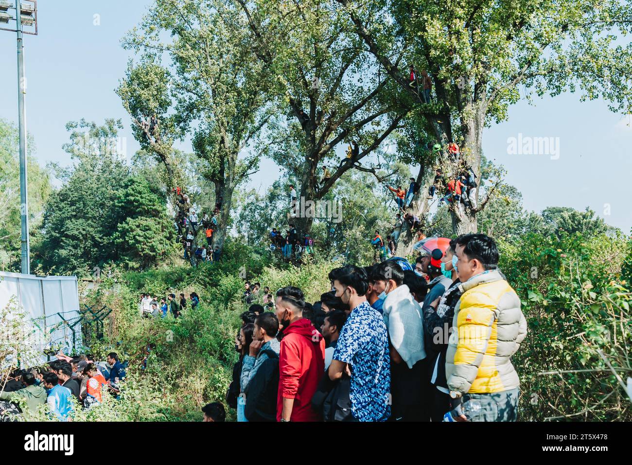 Katmandou, Népal - 5 novembre 2023 : les fans népalais de cricket Crazy regardent le match de qualification de la coupe du monde T20 entre Népal et Oman à Trib Banque D'Images