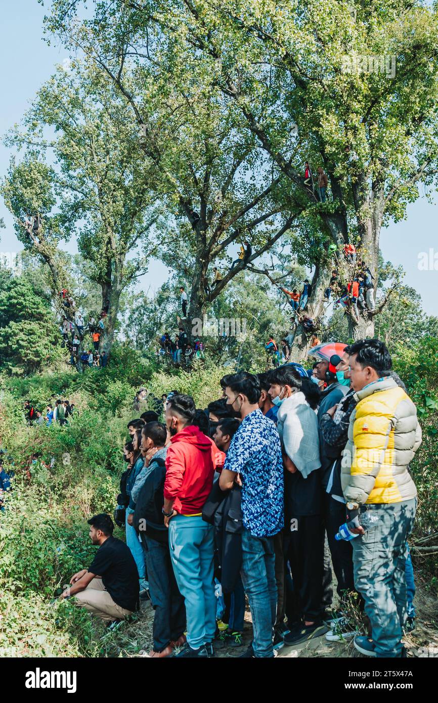 Katmandou, Népal - 5 novembre 2023 : les fans népalais de cricket Crazy regardent le match de qualification de la coupe du monde T20 entre Népal et Oman à Trib Banque D'Images