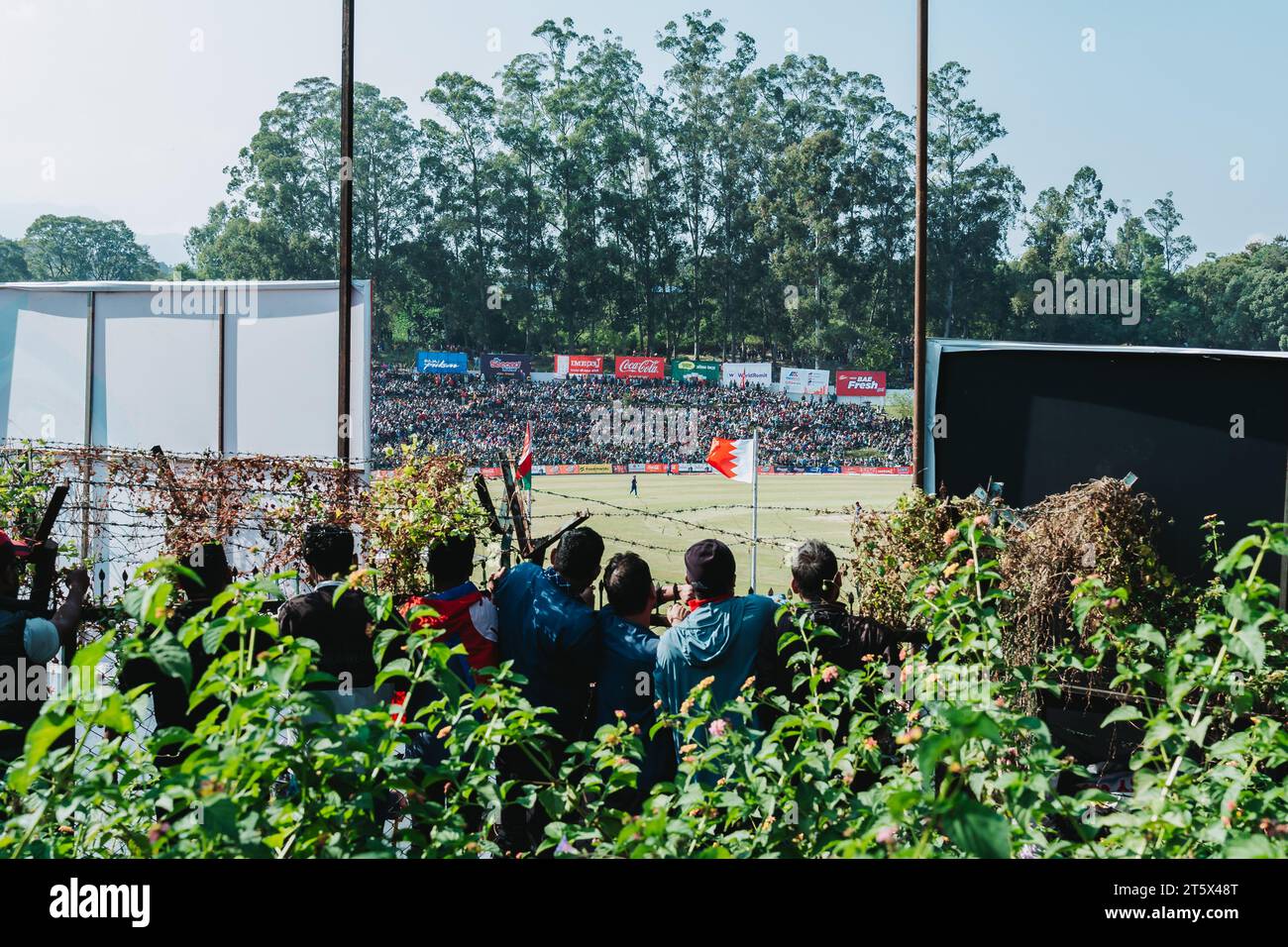 katmandou, Népal - 05 novembre 2023 : des fans de cricket népalais fous regardent le match de qualification de la coupe du monde T20 entre Népal et Oman à Tribhuvan interna Banque D'Images