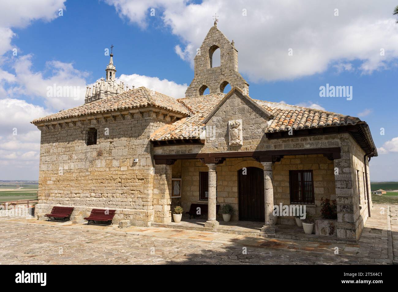 Hôpital pèlerin Eglise de Tamara de Campos dans une journée ensoleillée, Palencia, Castilla y Leon, Espagne. Banque D'Images